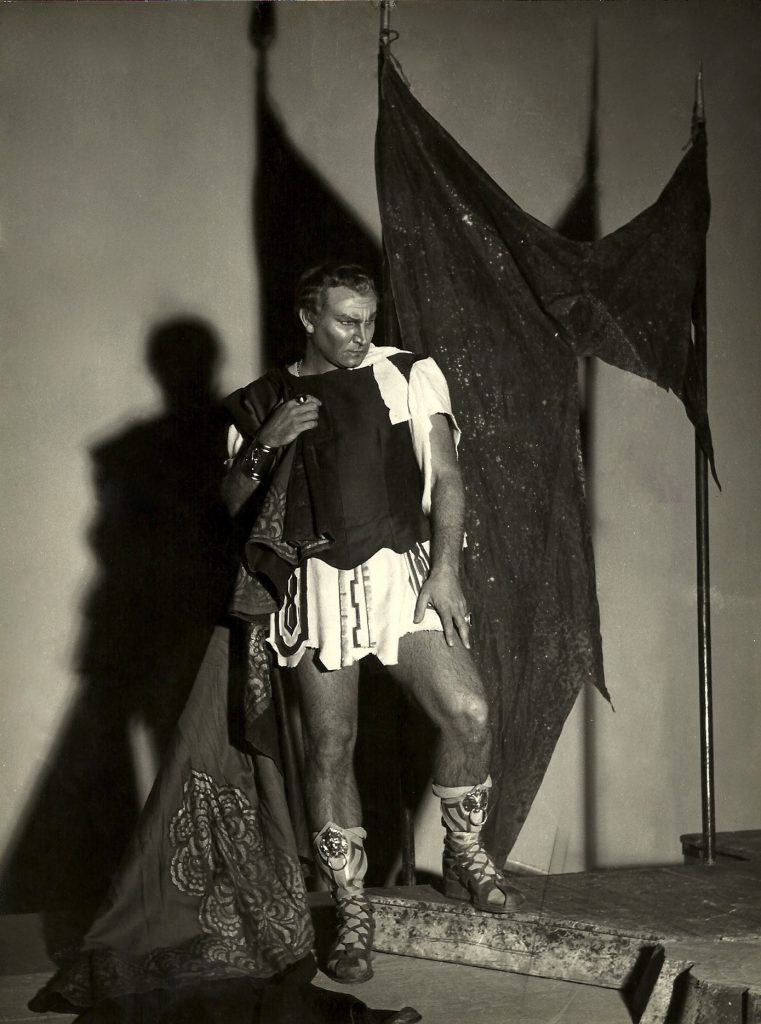 Giulio Cesare standing w flag x