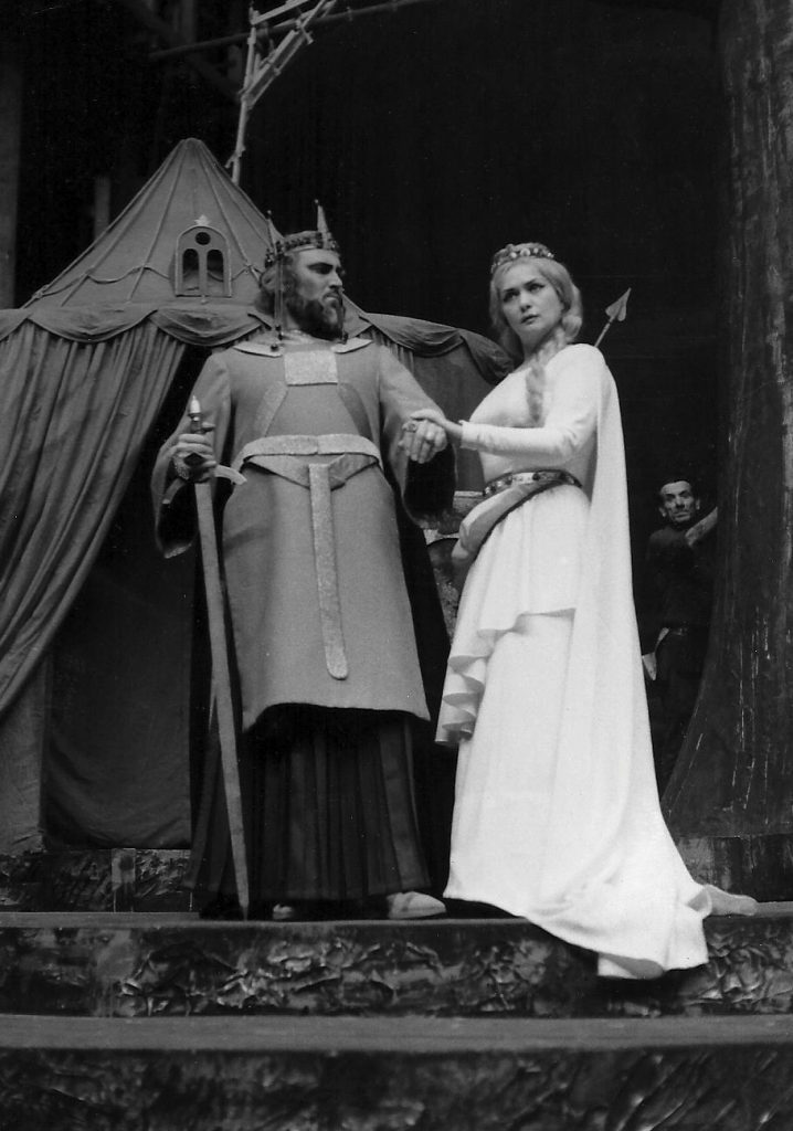 Lohengrin-Rossi-Lemeni-as-Heinrich-and-Virginia-Zeani-as-Elsa